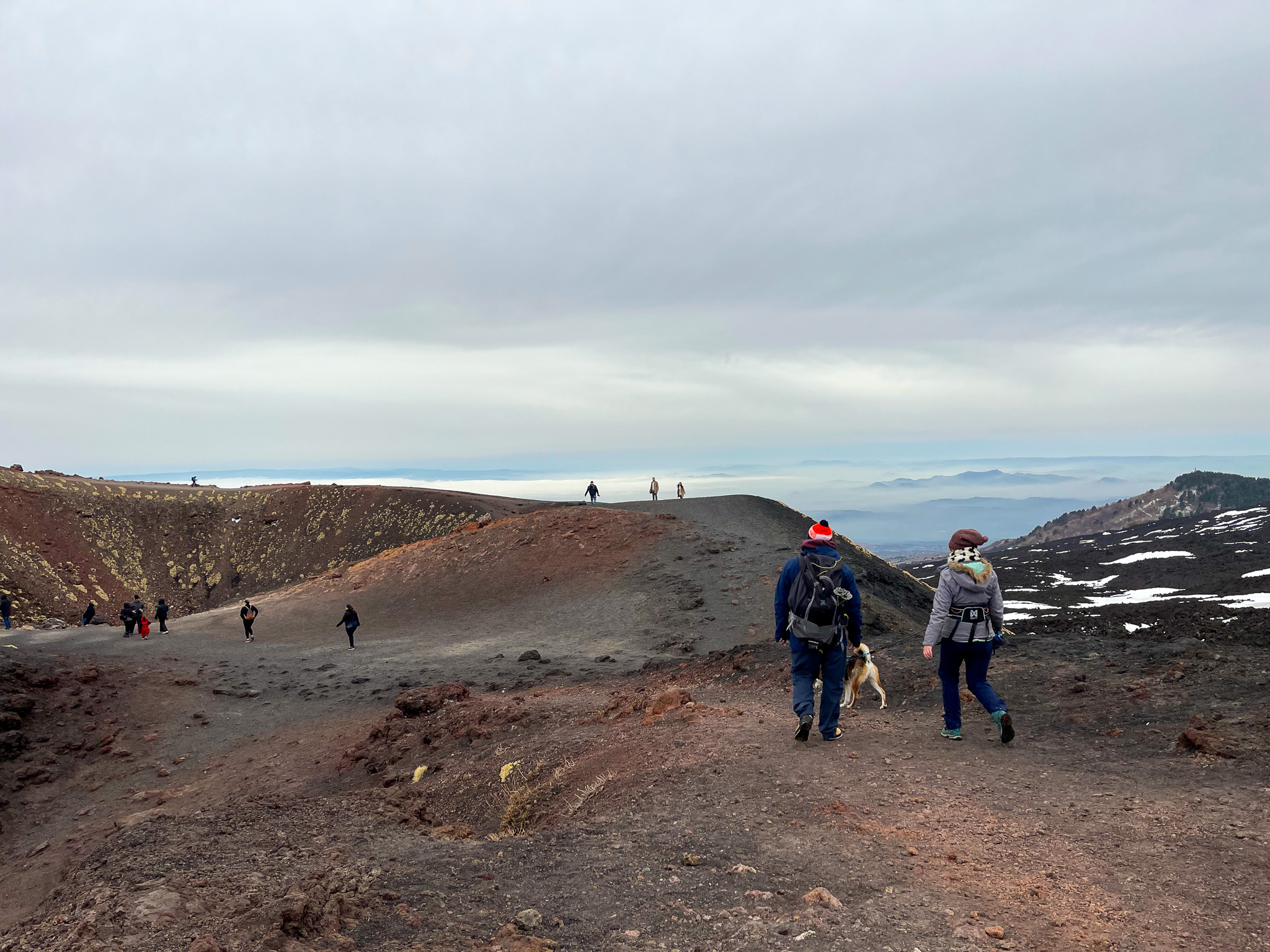 Krater Silvestri Inferiori (1886m) pełny turystów