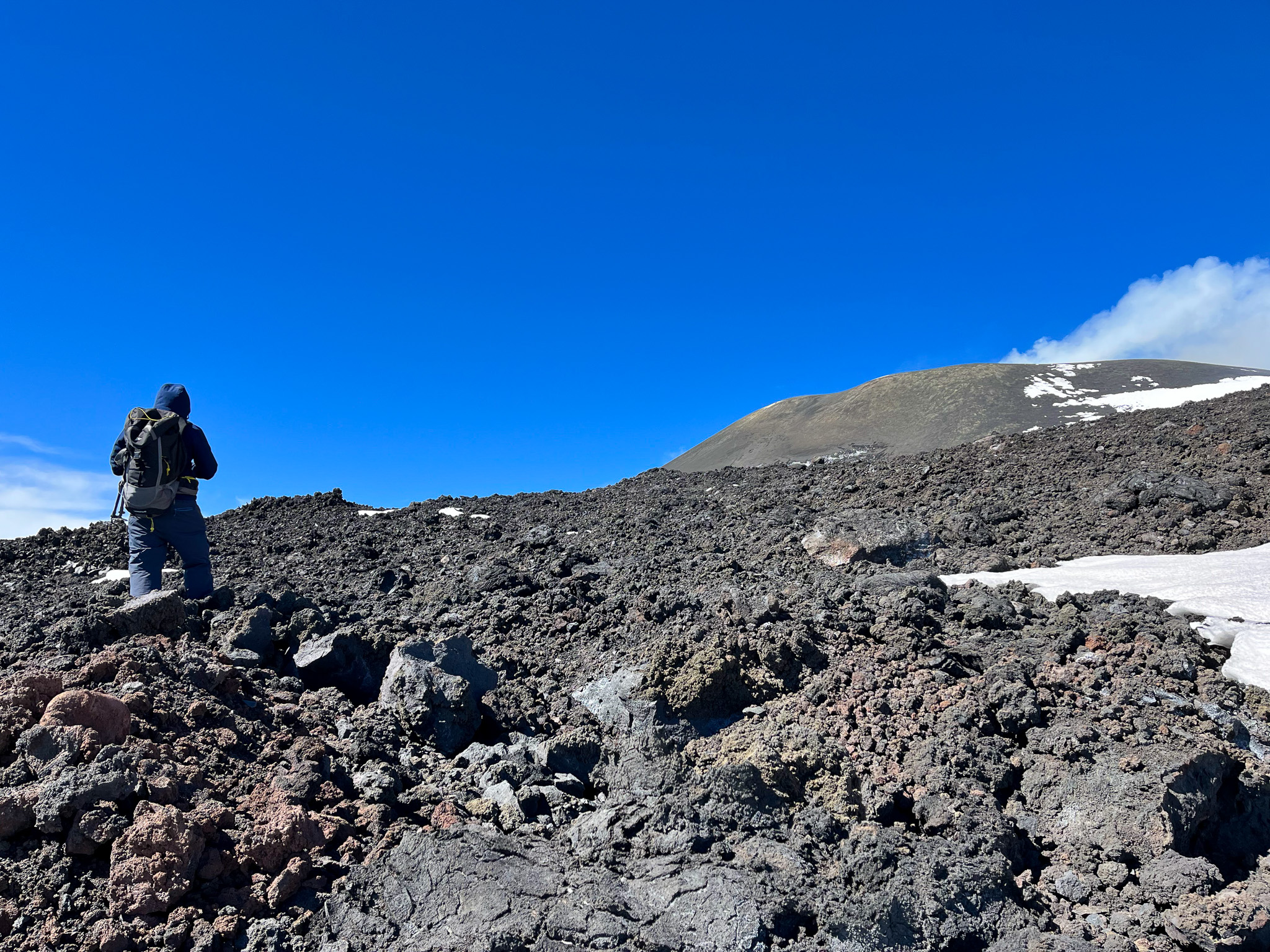 W tle główny krater (3357m)