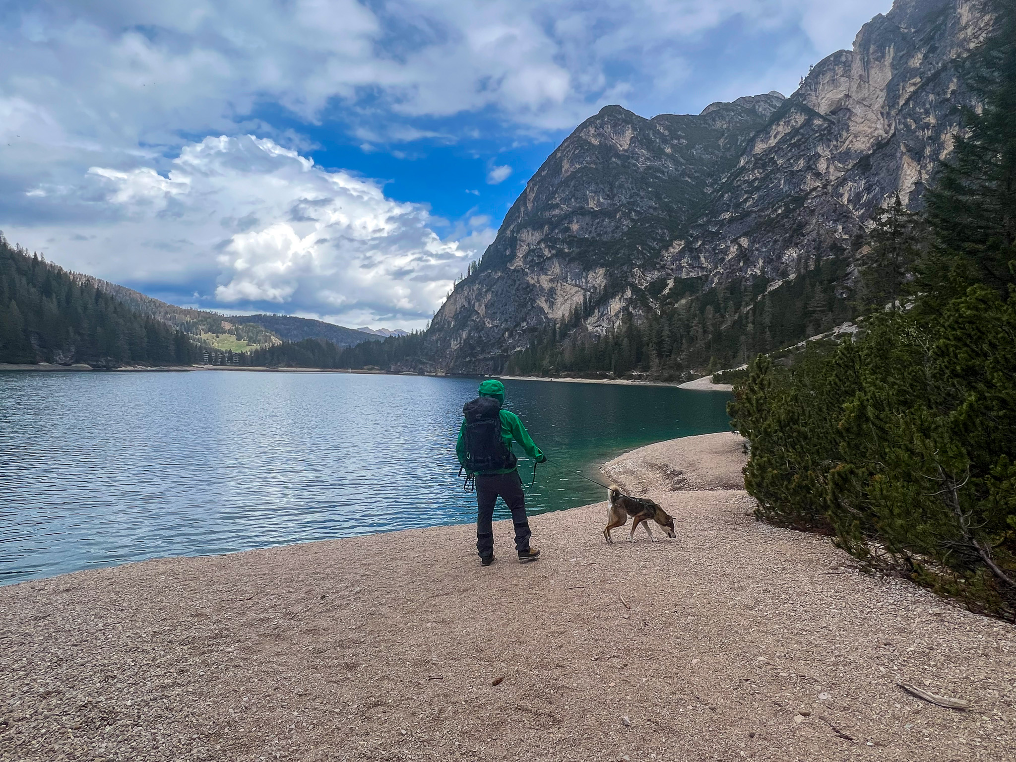 Opadające do jeziora ściany Gametzalpenkopfa (2595m, z prawej) i Sasso del Signore (2447m); na drugim brzegu widać Hotel Lago di Braies