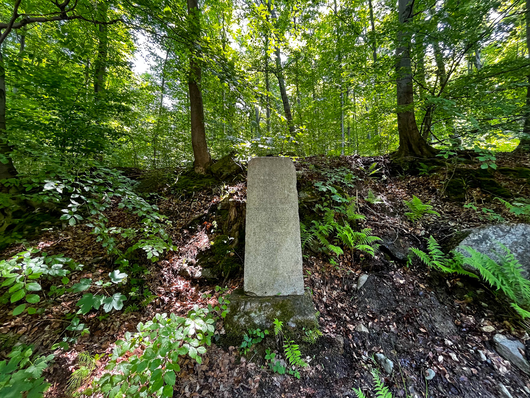 Obelisk przy rozstaju dróg