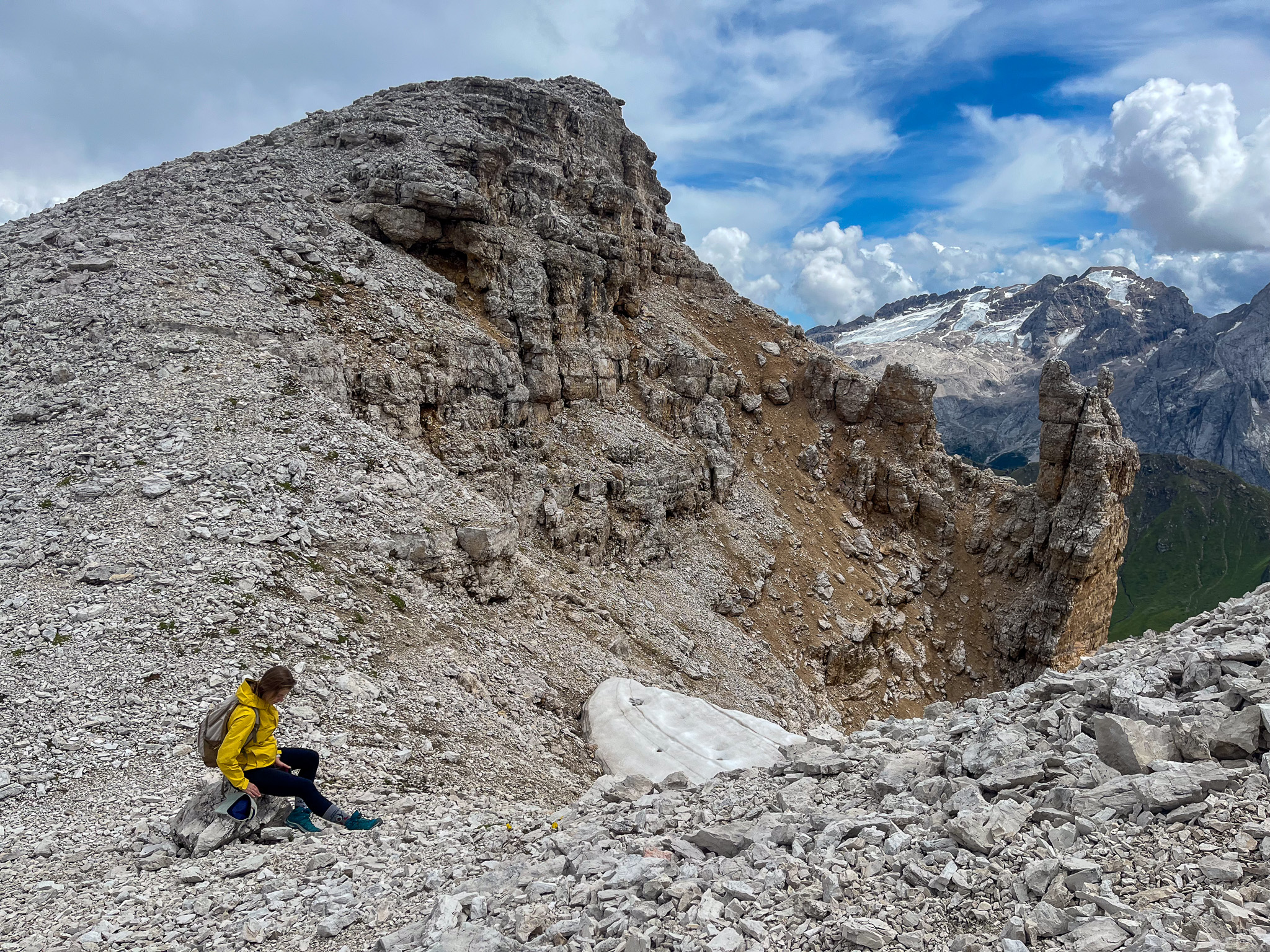 Charakterystyczne skalne okno z Marmoladą (3343m) w tle