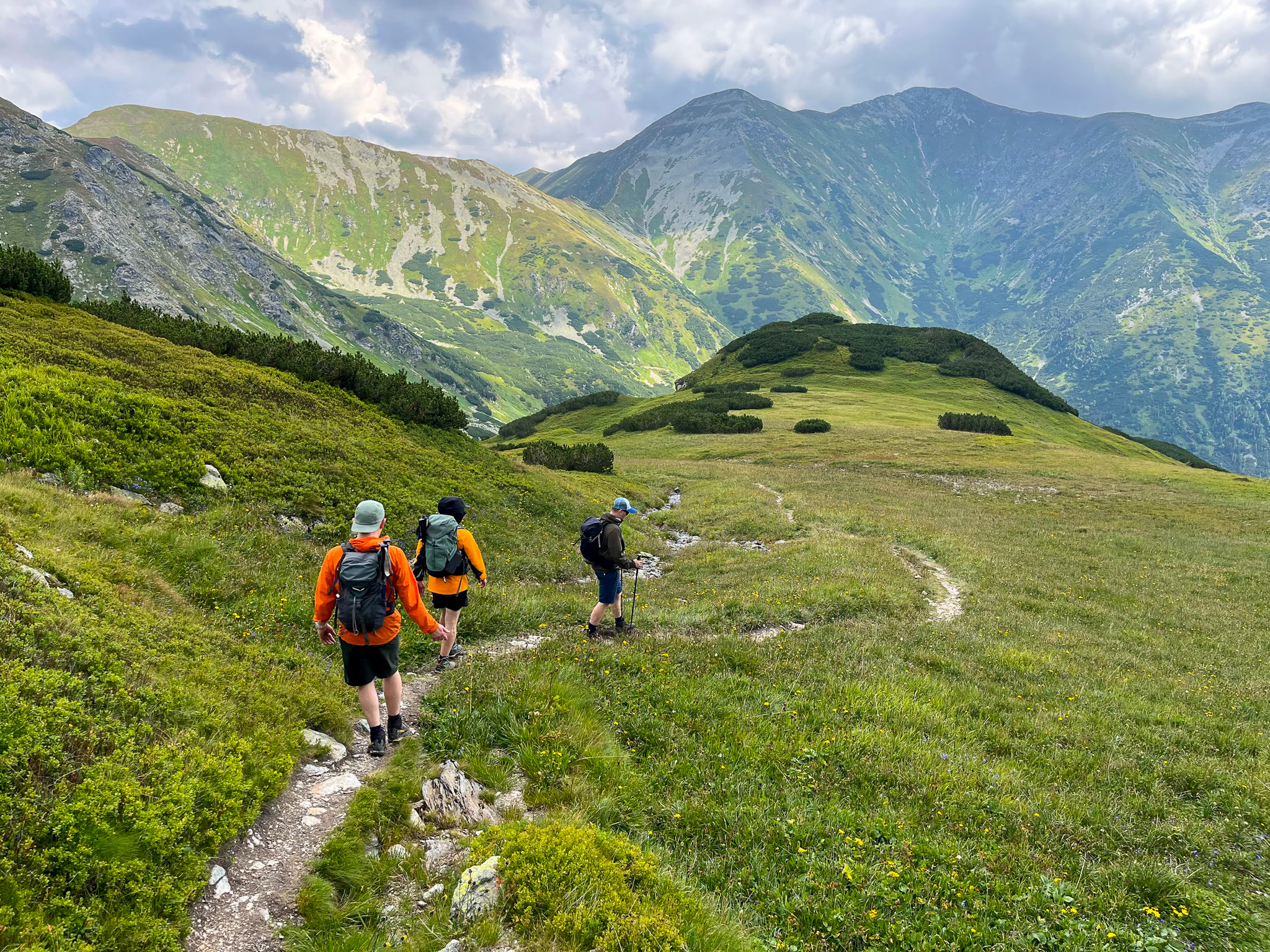 Nunatak Czarnej Kopki przed nami, w tle zachodnia ściana Jarząbczego i reszta grani Otargańców