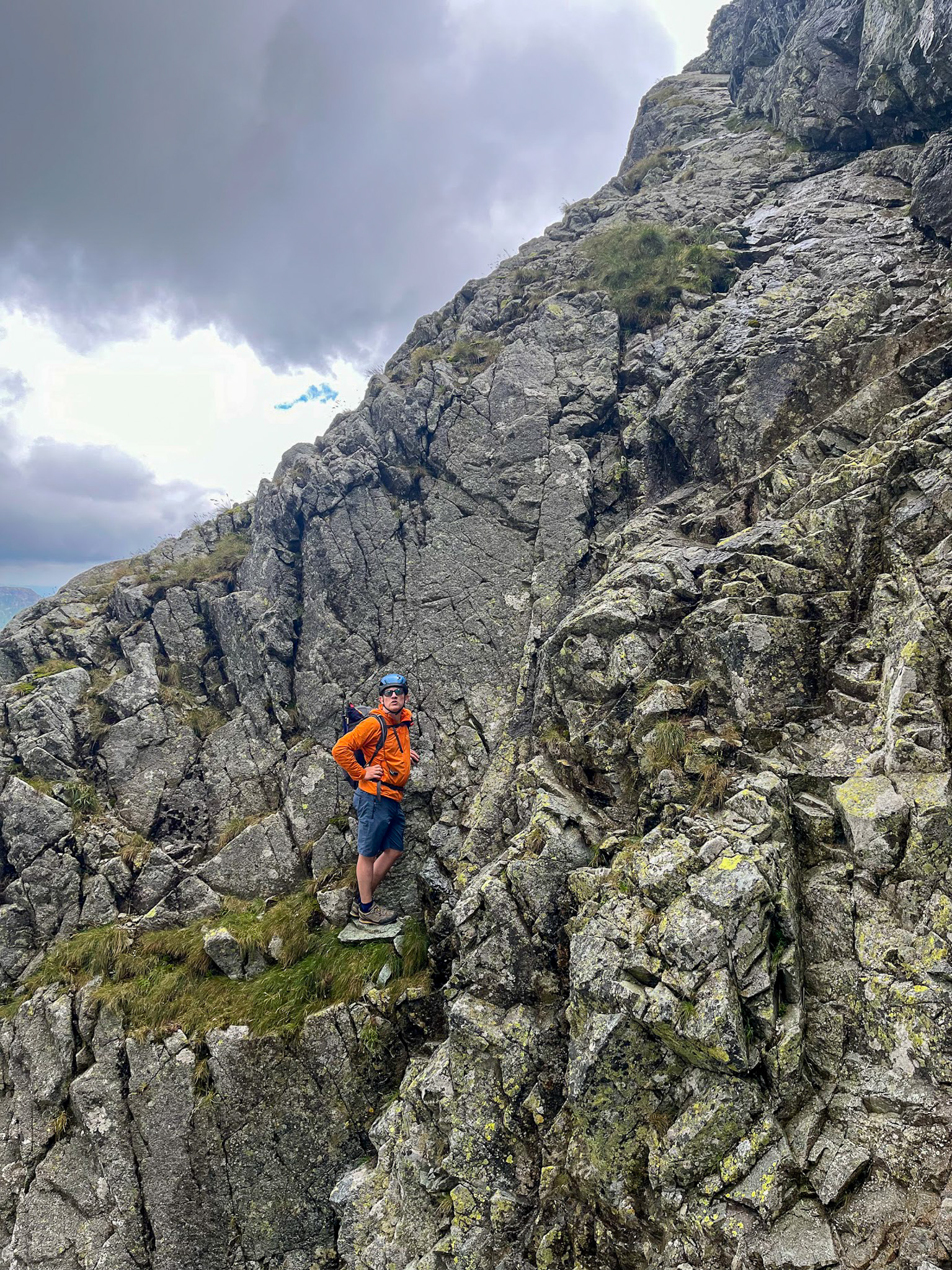 Płyta którą wychodzimy na morką i śliską ławkę widoczną w górnej części