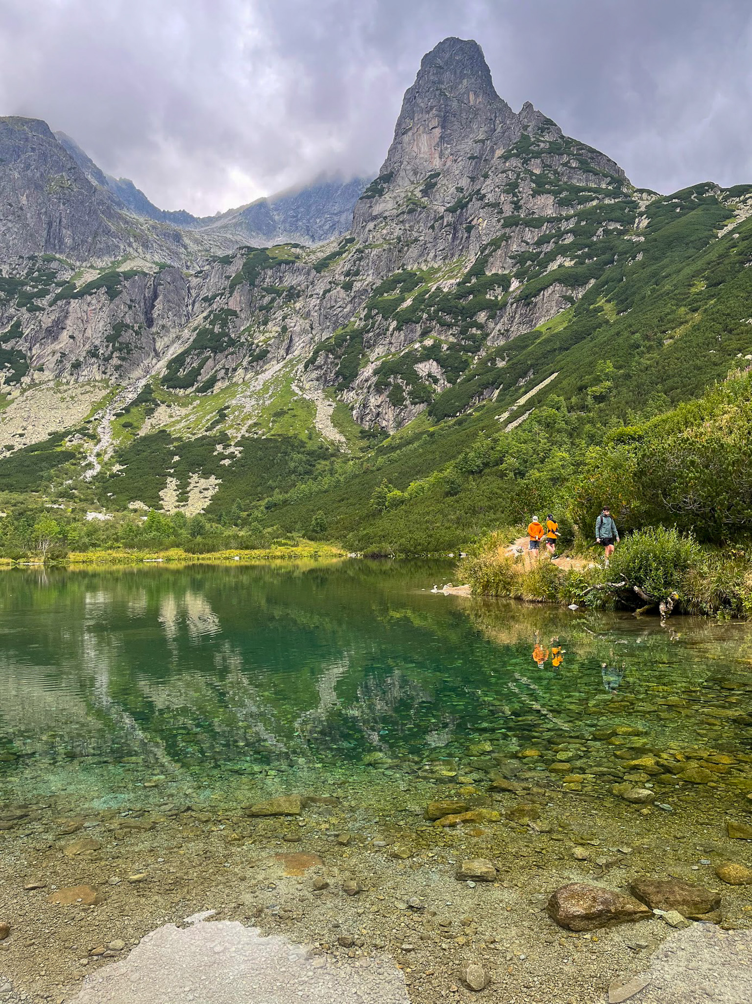 Jastrzębia Turnia widoczna spod schroniska