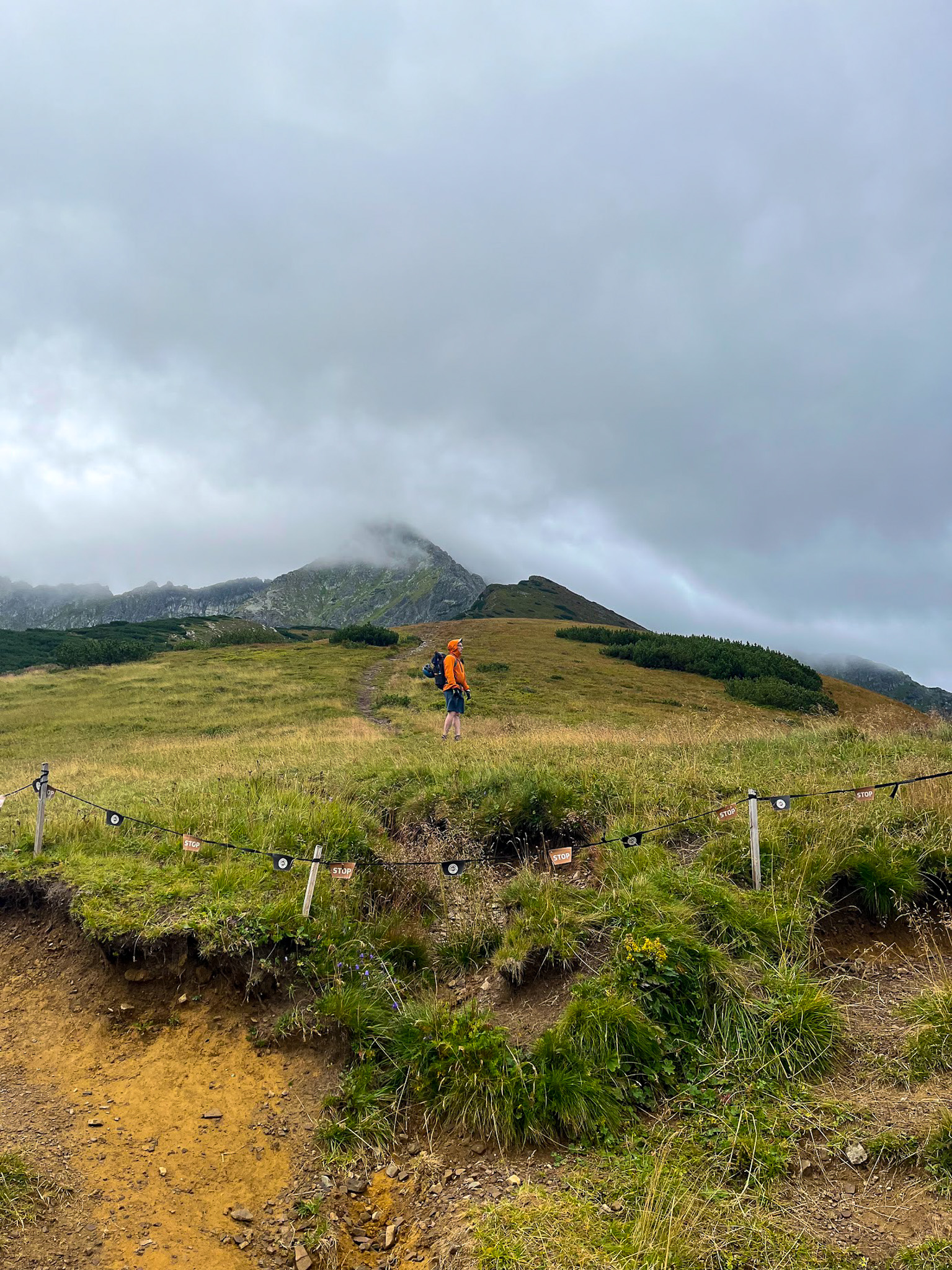 Przełęcz pod Kopą, początek Koperszadzkiej Grani, mijesce zejścia ze szlaku