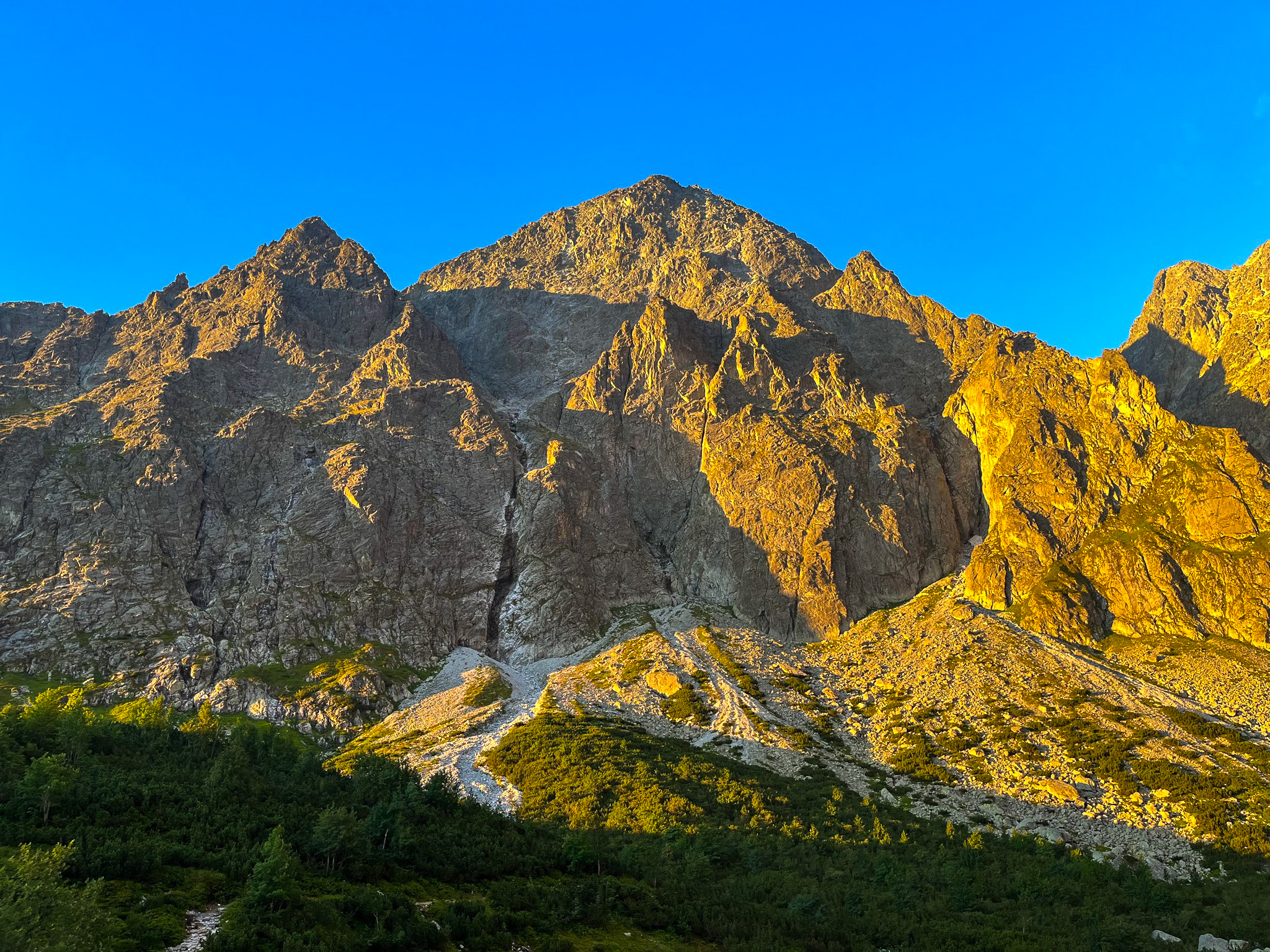 Północna ściana Małego Kiezmarskiego w promieniach wschodzącego słońca
