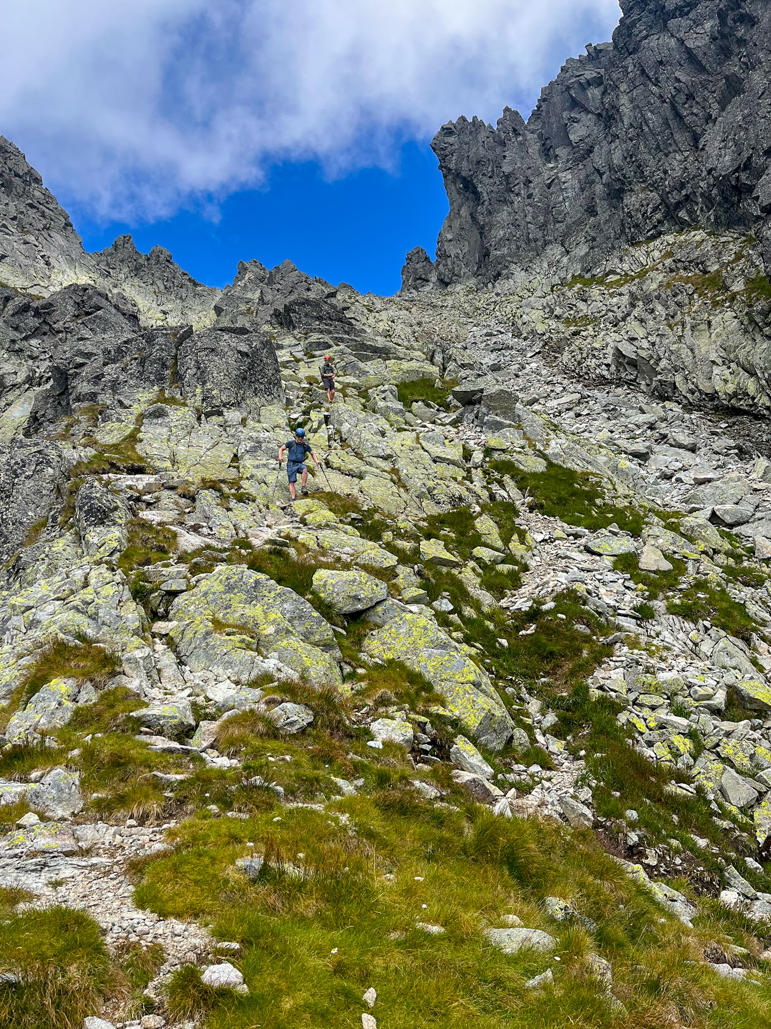 Zejście kruchym zlebem