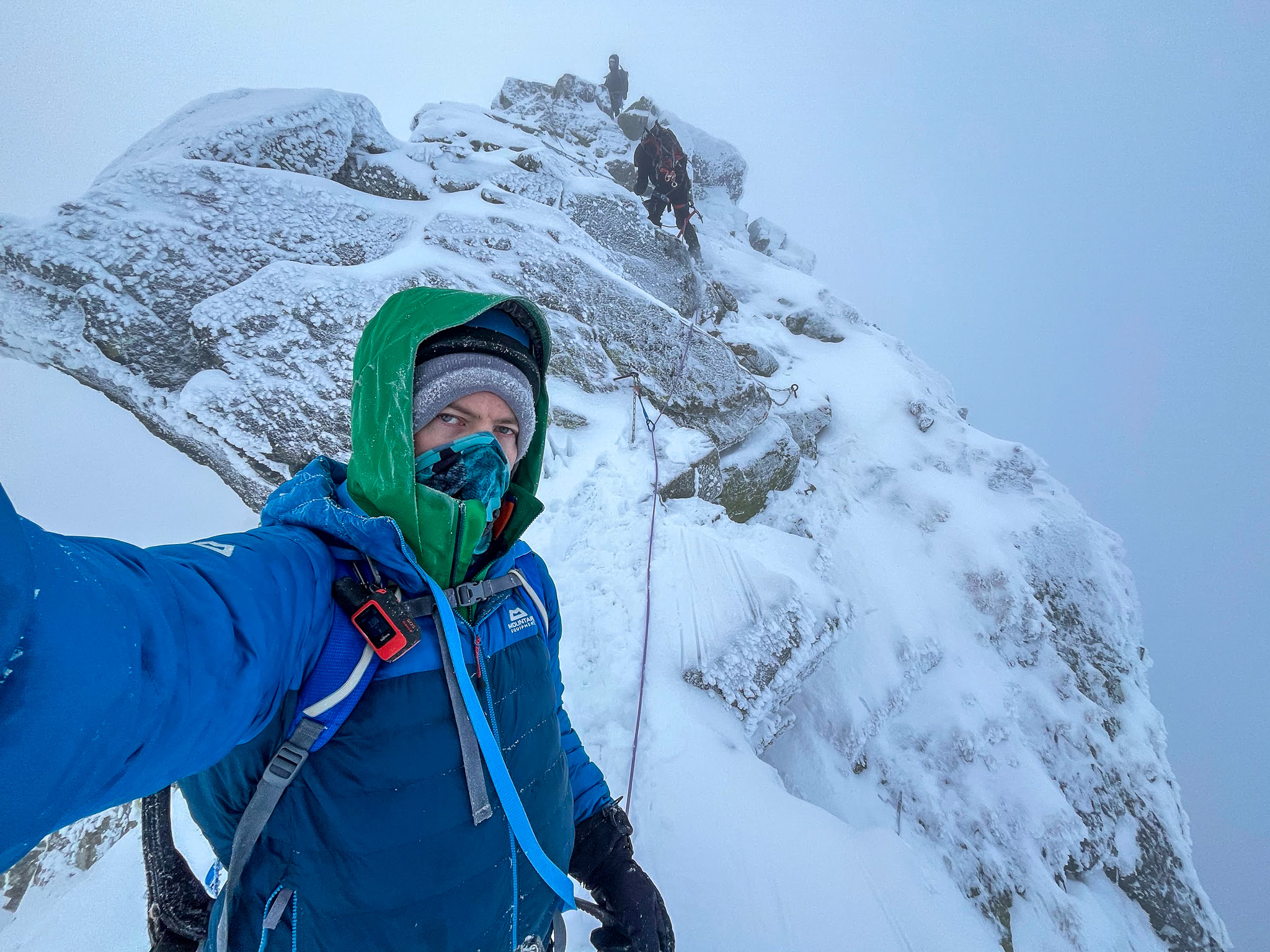 Przez wiatr temperatura spadła tak bardzo, ze schodzę w puchówce